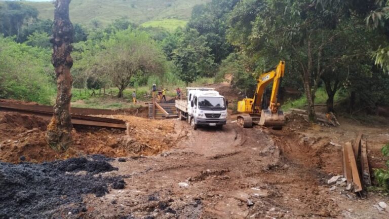 Mais uma ponte para a comunidade do Córrego do Ouro Mais uma ponte para a comunidade do Córrego do Ouro