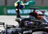 Lewis Hamilton levanta bandeira do Brasil e dedica vitória a Senna