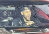 Neymar Jr. entra no Batmóvel durante première de Batman em Paris
