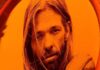 Filho de Taylor Hawkins, do Foo Fighters, faz tributo ao pai e toca “My Hero”