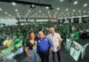 O governador Ibaneis Rocha (MDB) participou de um evento com milhares de apoiadores da candidata ao Senado Flávia Arruda (PL), no Setor de Clubes Sul, na noite desta segunda-feira (19).