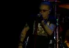 Axl Rose se desculpou publicamente pelas falhas vocais que exibiu durante o show que o Guns N’ Roses fez nesta madrugada no Rock in Rio.