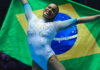 Rebeca dá espetáculo com Baile da Favela e é ouro no Mundial de ginástica na Inglaterra