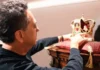 Freddie Mercury: brasileiro arremata coroa e manto usados nos shows do Queen.