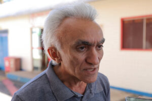 presidente da Cooperativa de Produção e Compra em Comum dos Empreendedores da Feira dos Importados de Brasília (Cooperfim), Damião Leite: “Estamos vendo o aumento no fluxo de clientes e, com o pagamento da última parcela do 13º salário, esperamos que as compras se intensifiquem nos próximos dias”, comemora. Foto: Matheus H. Souza/Agência Brasília.