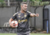 Santos demite Pedro Caixinha após terceiro jogo sem vitória no Campeonato Brasileiro