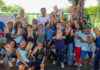 Palhaço, papelão e poesia: escolas do DF recebem projeto teatral que transforma sala de aula em palco de encantamento