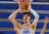 Jovem gigante de 2,36m é o jogador de basquete mais alto da história; nem pula para enterrar