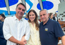 Flávio Bolsonaro e Izalci participam de missa em homenagem à Padroeira do Brasil